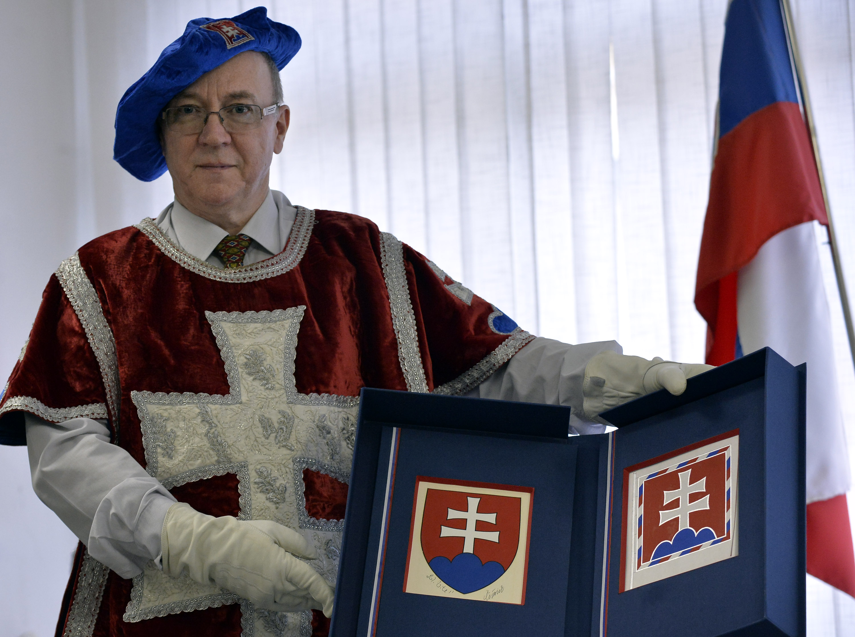 Hlavný štátny radca pre heraldiku MV SR Ladislav Vrtel s orginálmi štátneho znaku